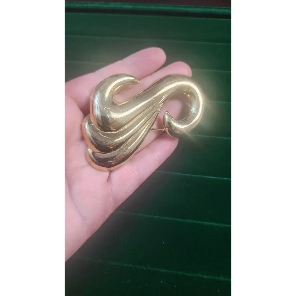 Vintage 80s gold tone sculptural swirl brooch large abstract high polish